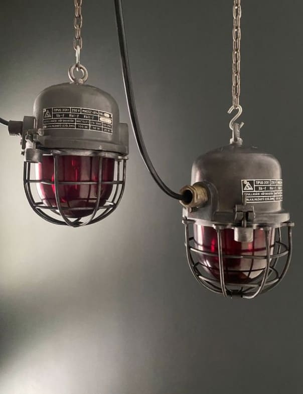 Lampe industrielle Ă verre rouge - Hongrie EKA Miz Industrial