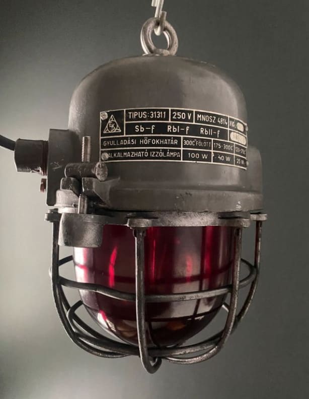 Lampe industrielle Ă verre rouge - Hongrie EKA Miz Industrial