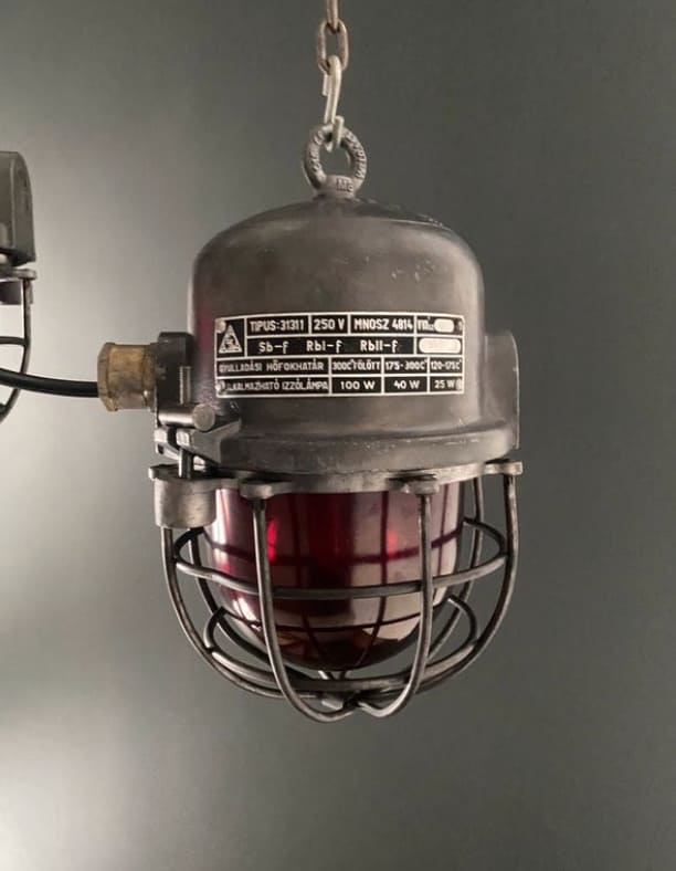 Lampe industrielle Ă verre rouge - Hongrie EKA Miz Industrial
