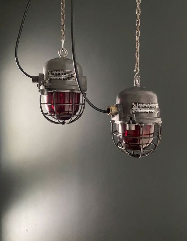 Lampe industrielle Ă verre rouge - Hongrie EKA Miz Industrial
