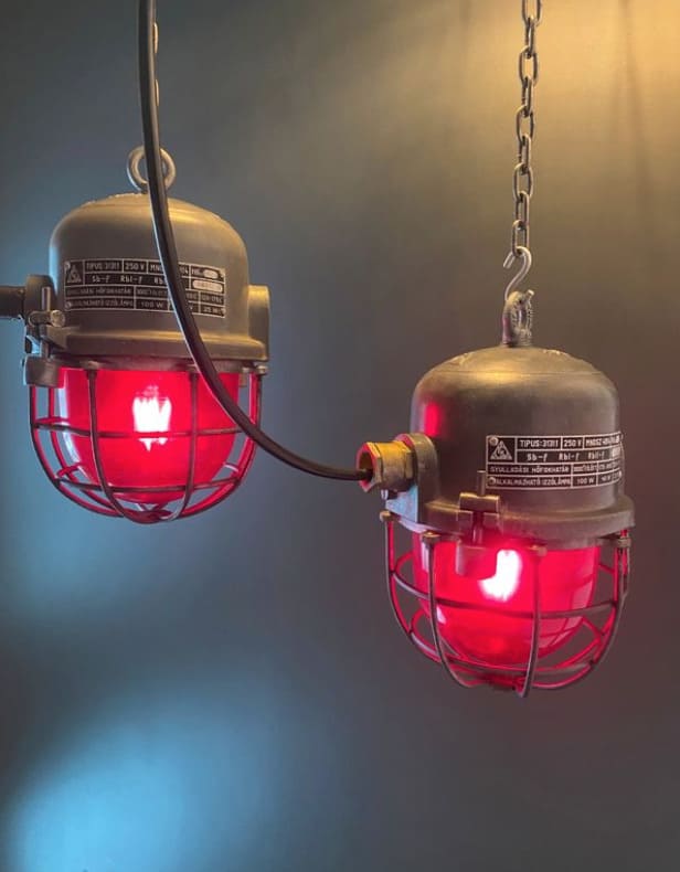 Lampe industrielle Ă verre rouge - Hongrie EKA Miz Industrial