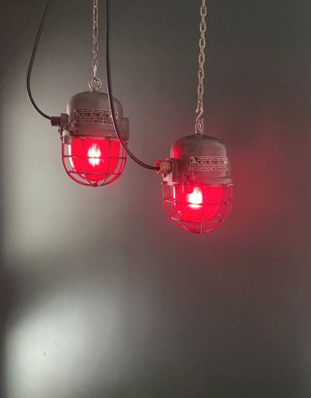 Lampe industrielle Ă verre rouge - Hongrie EKA Miz Industrial