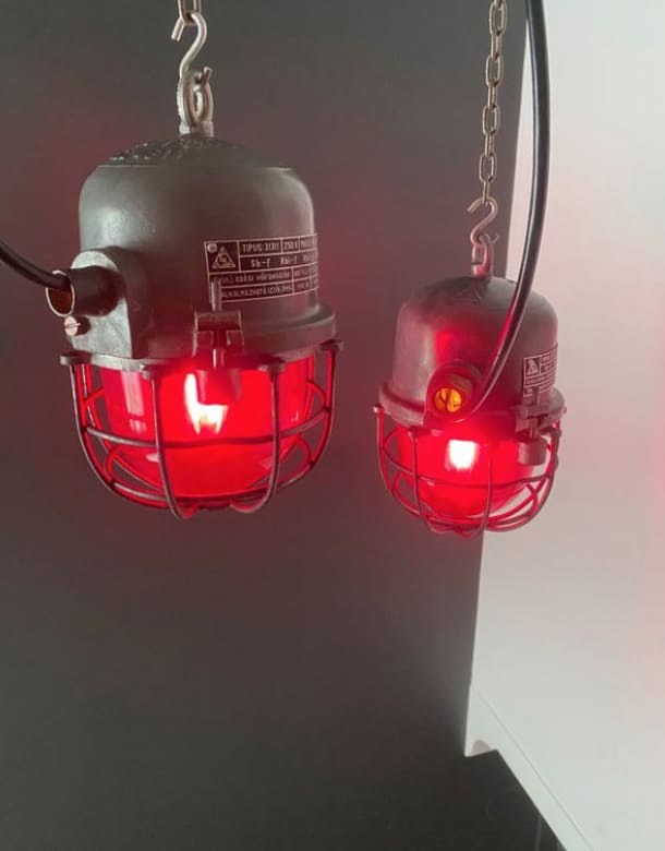 Lampe industrielle Ă verre rouge - Hongrie EKA Miz Industrial