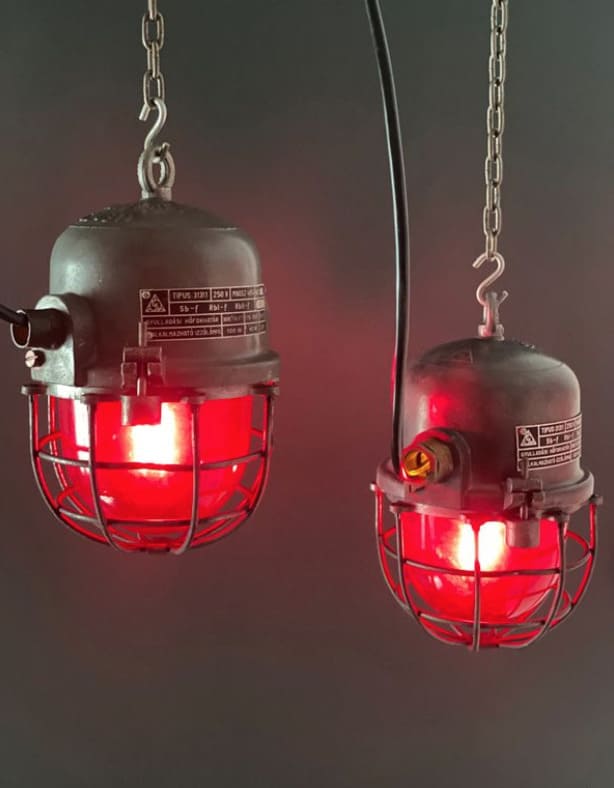 Lampe industrielle Ă verre rouge - Hongrie EKA Miz Industrial