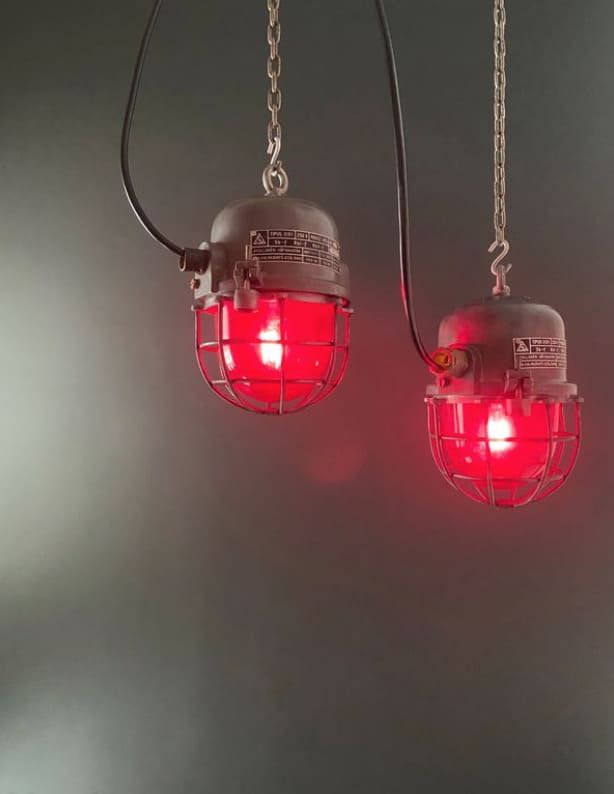 Lampe industrielle Ă verre rouge - Hongrie EKA Miz Industrial