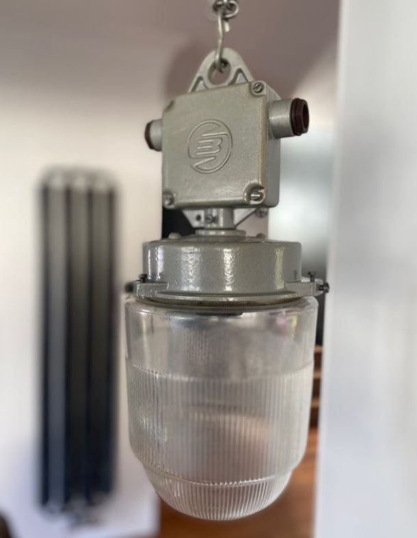 Lampe industrielle de chez Elektrosvit - Ex Tchécoslovaquie 🇨🇿 Suspensions Miz Industrial Verre demi strié Argenté