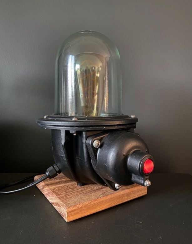 Lampe industrielle soviétique CCCP montée sur socle cumaru Lampes à poser Miz Industrial