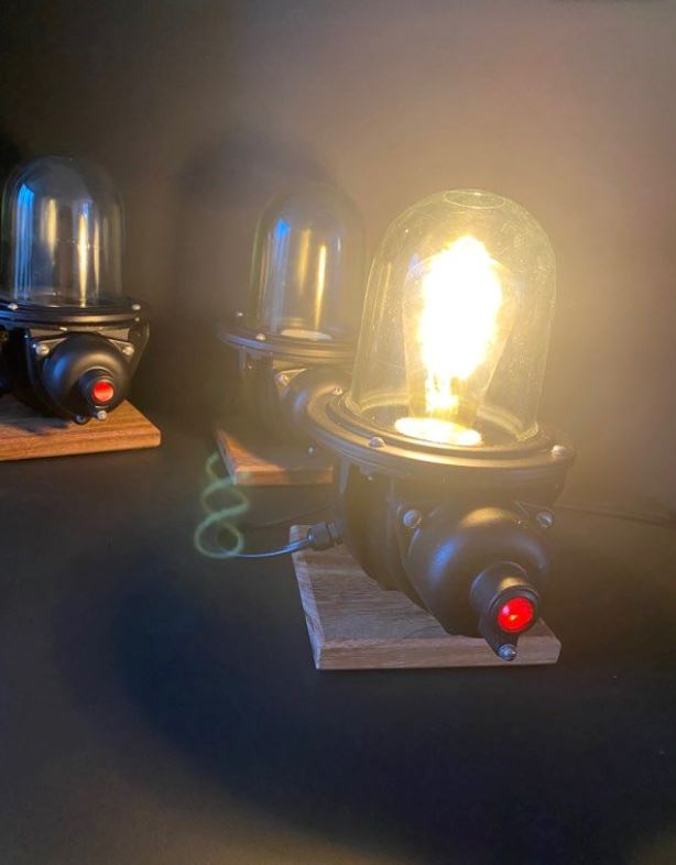 Lampe industrielle soviétique CCCP montée sur socle cumaru Lampes à poser Miz Industrial
