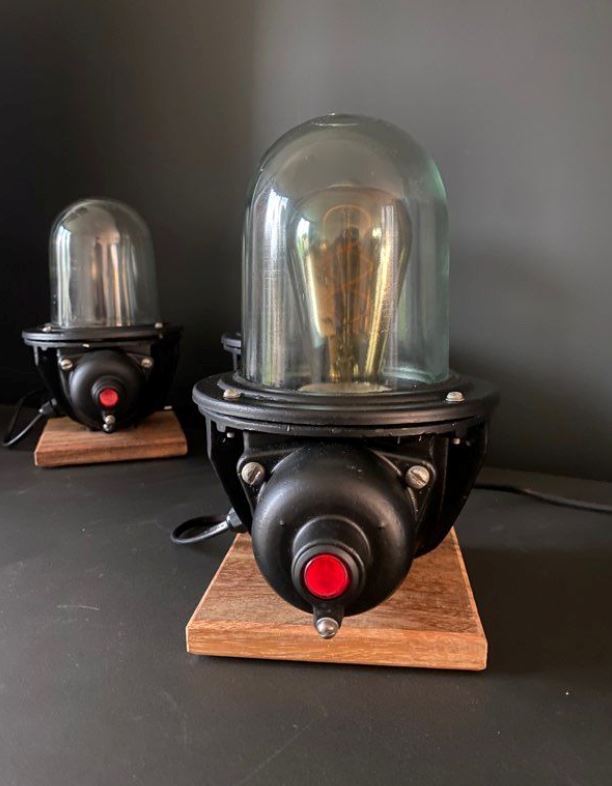 Lampe industrielle soviétique CCCP montée sur socle cumaru Lampes à poser Miz Industrial