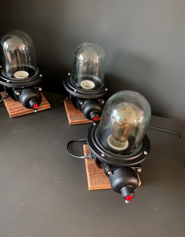 Lampe industrielle soviétique CCCP montée sur socle cumaru Lampes à poser Miz Industrial