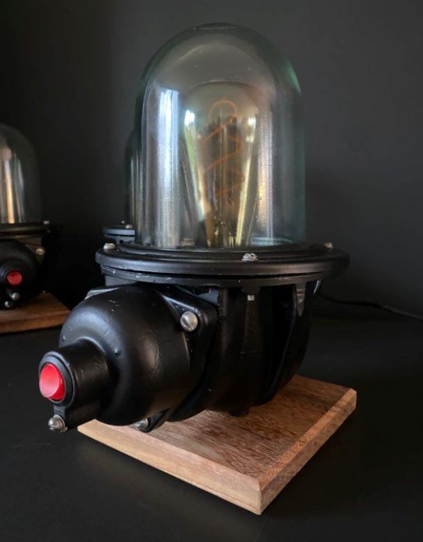 Lampe industrielle soviétique CCCP montée sur socle cumaru Lampes à poser Miz Industrial