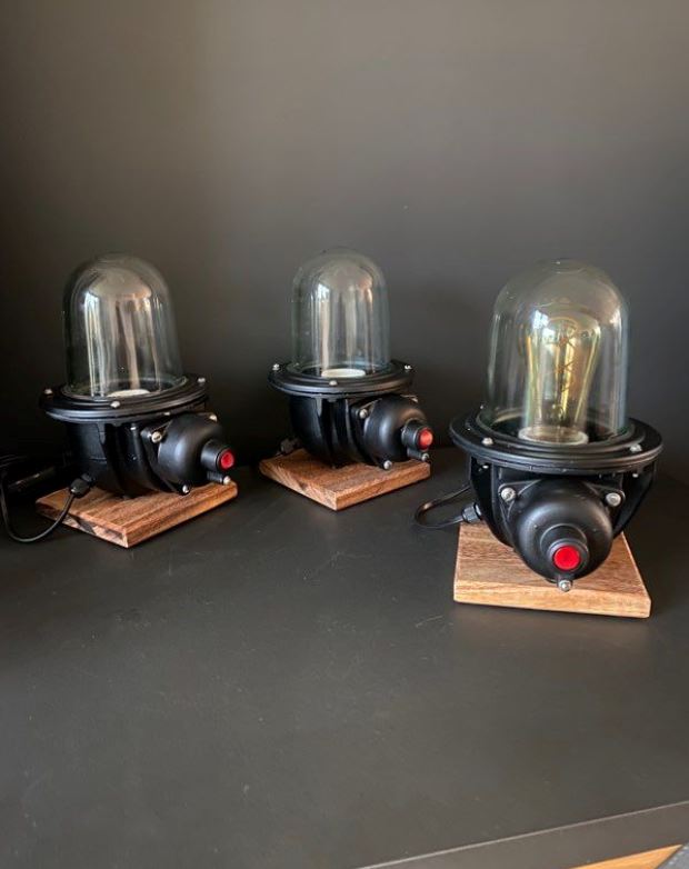 Lampe industrielle soviétique CCCP montée sur socle cumaru Lampes à poser Miz Industrial