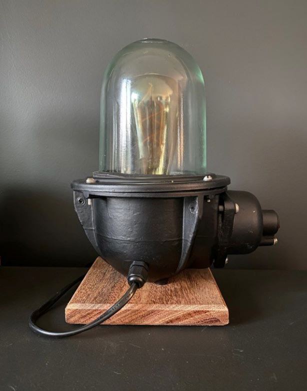 Lampe industrielle soviétique CCCP montée sur socle cumaru Lampes à poser Miz Industrial