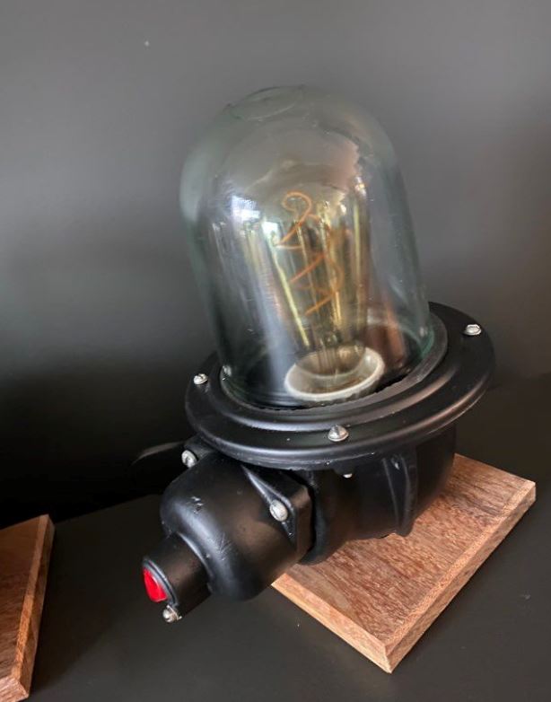 Lampe industrielle soviétique CCCP montée sur socle cumaru Lampes à poser Miz Industrial