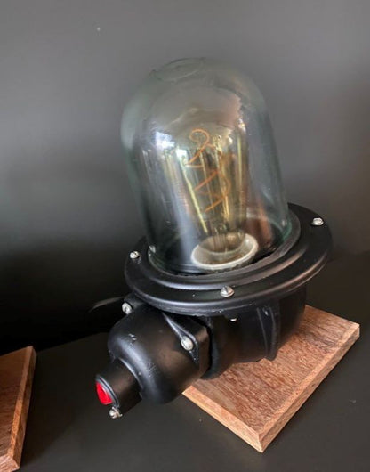 Lampe industrielle soviétique CCCP montée sur socle cumaru Lampes à poser Miz Industrial 