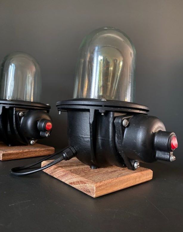 Lampe industrielle soviétique CCCP montée sur socle cumaru Lampes à poser Miz Industrial