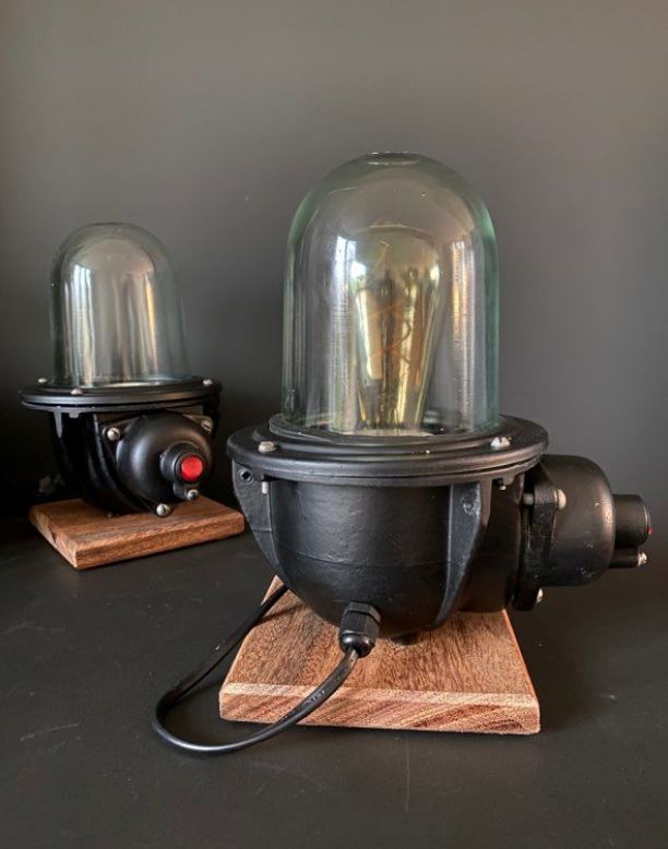 Lampe industrielle soviétique CCCP montée sur socle cumaru Lampes à poser Miz Industrial